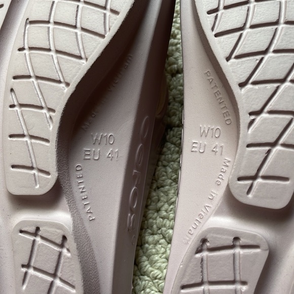 OOFOS OOlala Sandals in Stardust - Picture 12 of 16